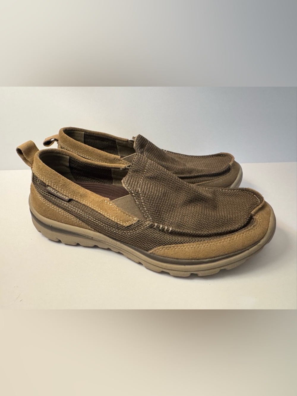 Skechers relaxed fit leather slip on shoes loafers 9.5